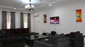 City Apartment, 3 Bedrooms, Smoking, Sea View | Living area - DELMAR (Lagos)