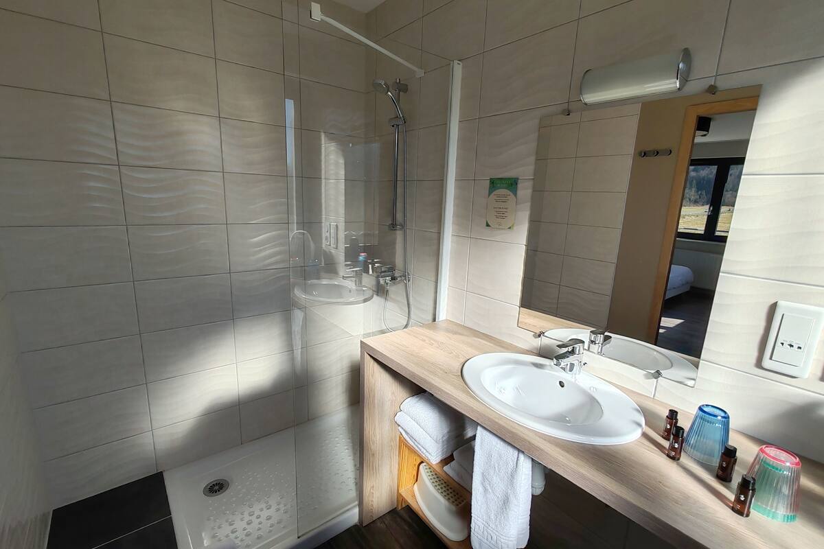 quadruple room | bathroom | shower, free toiletries, towels