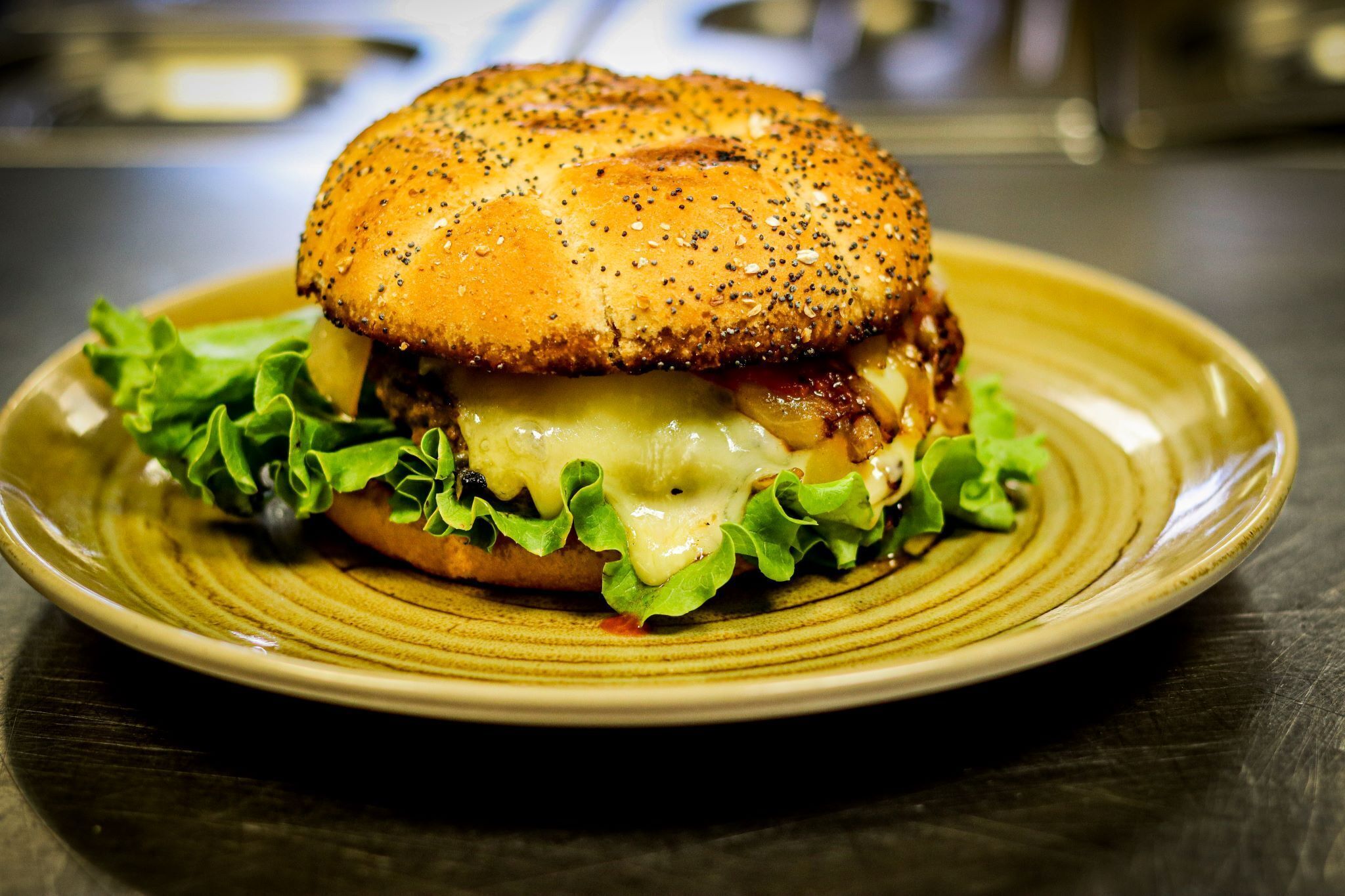 Un sándwich en un plato.