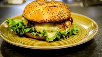 Un sándwich en un plato.