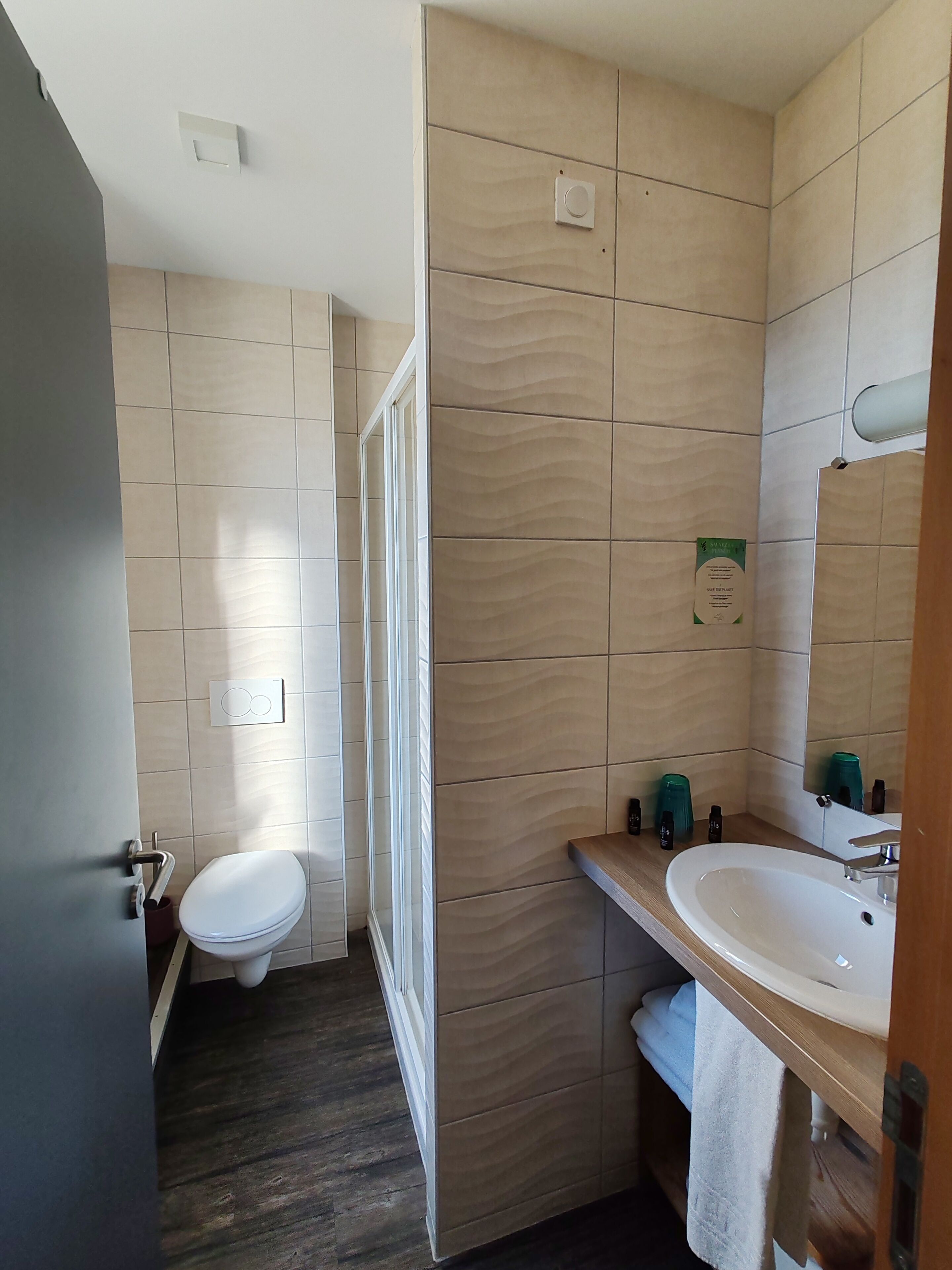 triple room | bathroom | shower, free toiletries, towels