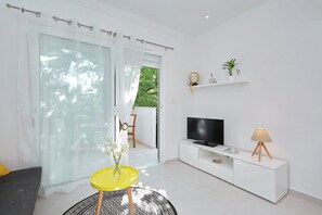 TV - Beautiful Studio near beach in Zadar Diklo (Zadar)