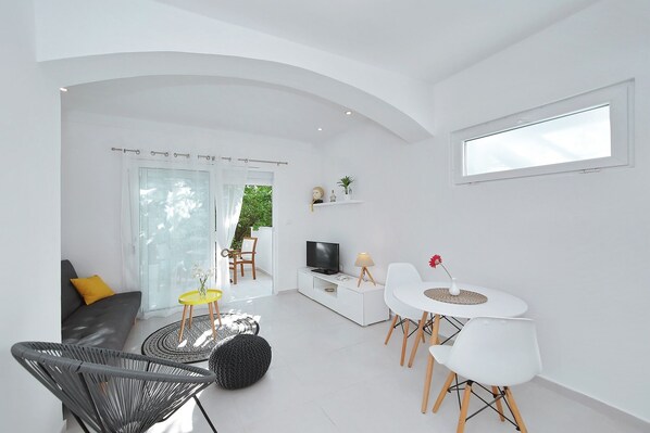 TV - Beautiful Studio near beach in Zadar Diklo (Zadar)