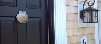 5BR-Beautiful Chatham-Year Round-Sleeps up to ten (10) & 1 Mile to Town!