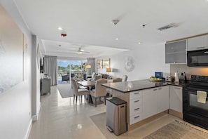 Refrigerador, microondas, horno y parrilla de estufa 