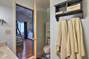 2 bedrooms, iron/ironing board, Internet