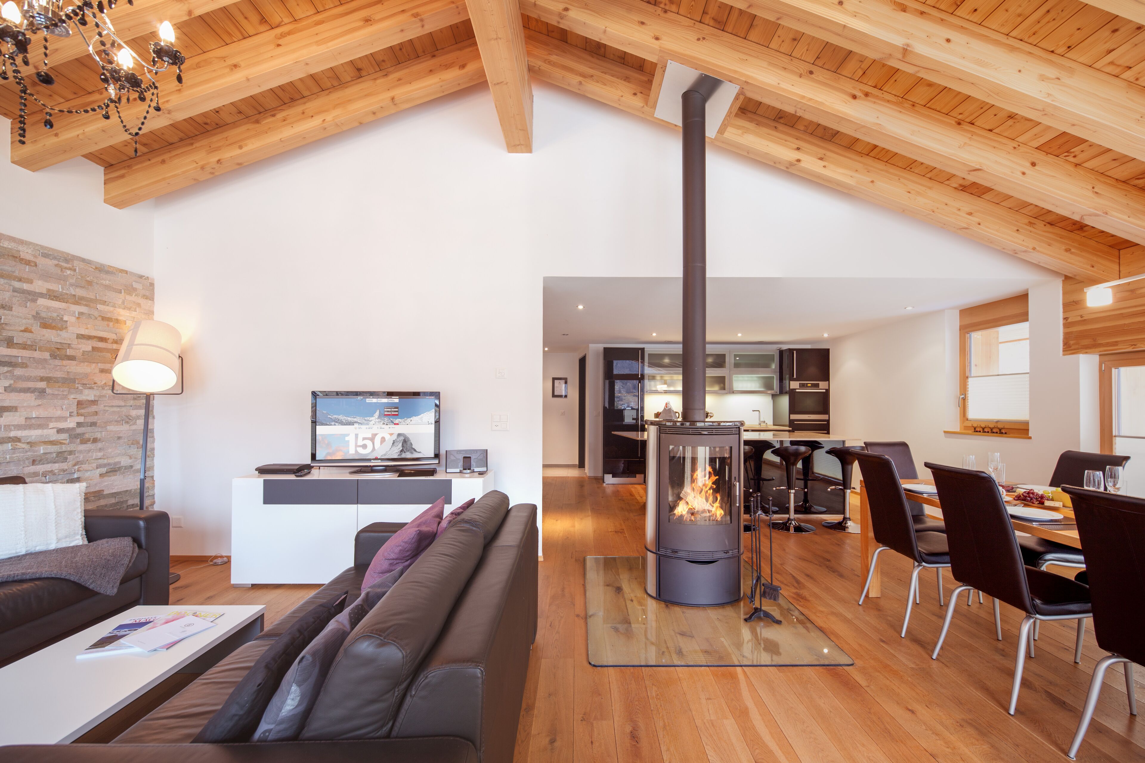 TV, fireplace, DVD player, books