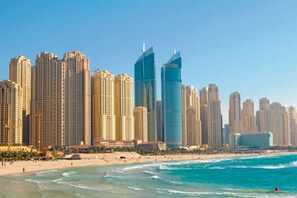 Una spiaggia nelle vicinanze