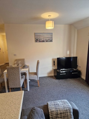 Standard-Apartment, 2 Schlafzimmer | Wohnbereich | Flachbildfernseher