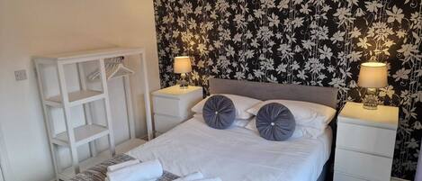 2 habitaciones, escritorio, tabla de planchar con plancha y wifi gratis