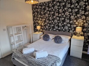 Apartamento standard, 2 quartos | 2 quartos, escrivaninha, ferros/tábuas de passar roupa