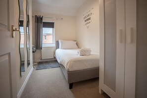 Apartamento standard, 2 quartos | 2 quartos, escrivaninha, ferros/tábuas de passar roupa