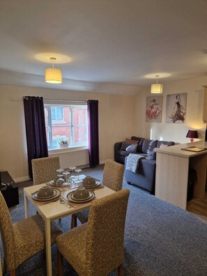 Standard Apartment, 2 Bedrooms | In-room dining - Mayflower Coach House (Hereford)