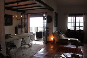 Fernseher, Kamin, Videospiele, DVD-Player