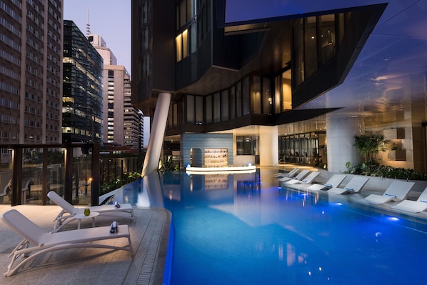 Outdoor pool, free cabanas, sun loungers