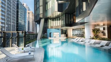 Piscine extérieure, cabanons gratuits, chaises longues