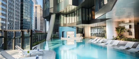 Piscine extérieure, cabanons gratuits, chaises longues