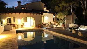 A pool area with a tiled deck, lounge chairs, and a dining set. - VILLA private pool, WiFi free, Air conditioning, Pet-friendly, 650m from town (Moraira)
