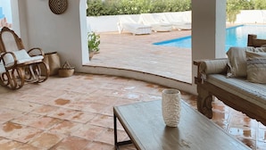A covered patio with a pool, wooden furniture, and a tiled floor. - VILLA private pool, WiFi free, Air conditioning, Pet-friendly, 650m from town (Moraira)