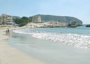 Nær stranden og solsenger