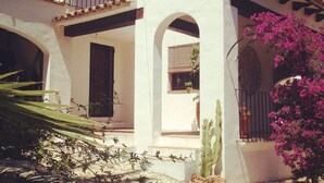 A building with a white facade, a stone pathway, and a cactus in the foreground. - VILLA private pool, WiFi free, Air conditioning, Pet-friendly, 650m from town (Moraira)