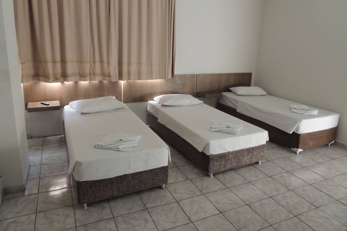 Standard-Dreibettzimmer, 3 Einzelbetten | Kostenloses WLAN, Bettwäsche