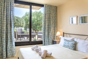 5 bedrooms, desk, iron/ironing board, WiFi