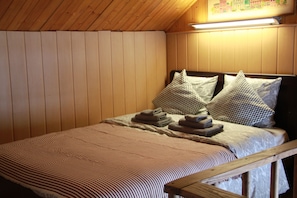 3 �عدّة غرف نوم ومكواة/لوح كي وخدمة الإنترنت وملاءات أسرّة