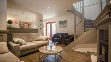 Apartemen, Beberapa Tempat Tidur | Area keluarga | TV layar datar dan perapian