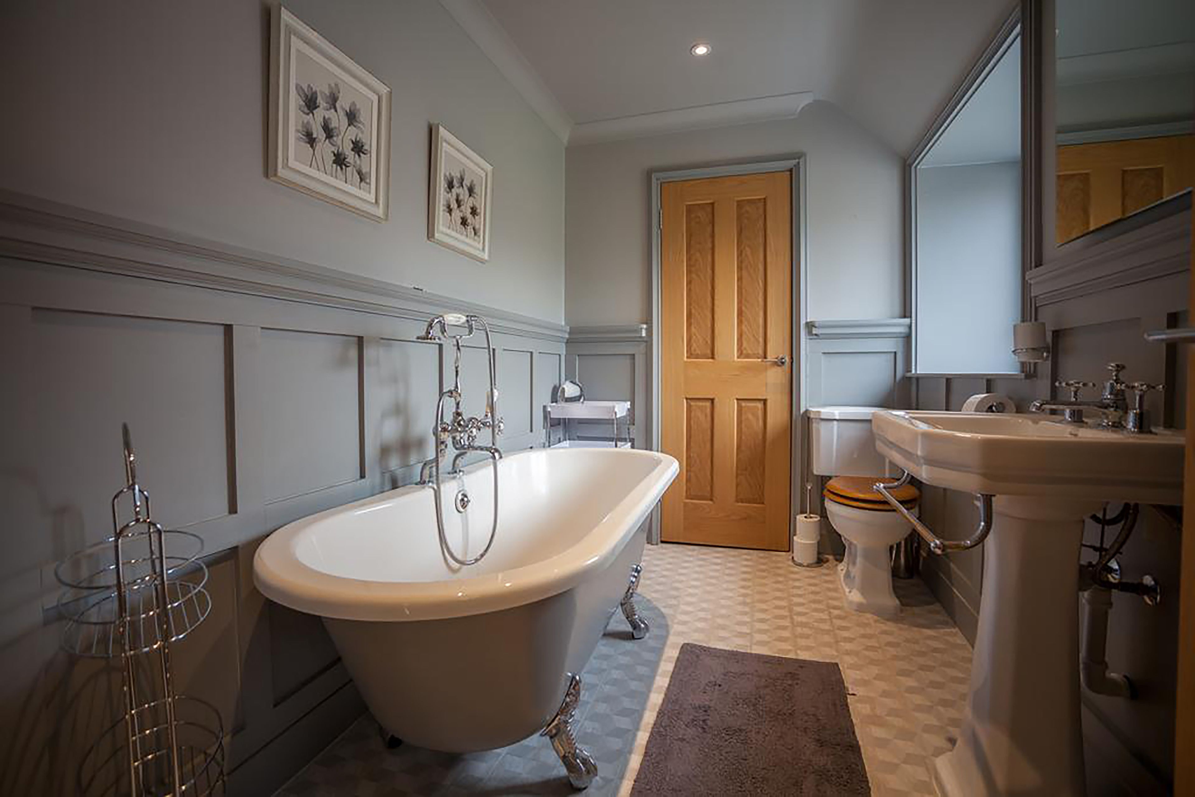 Deep-soaking bathtub