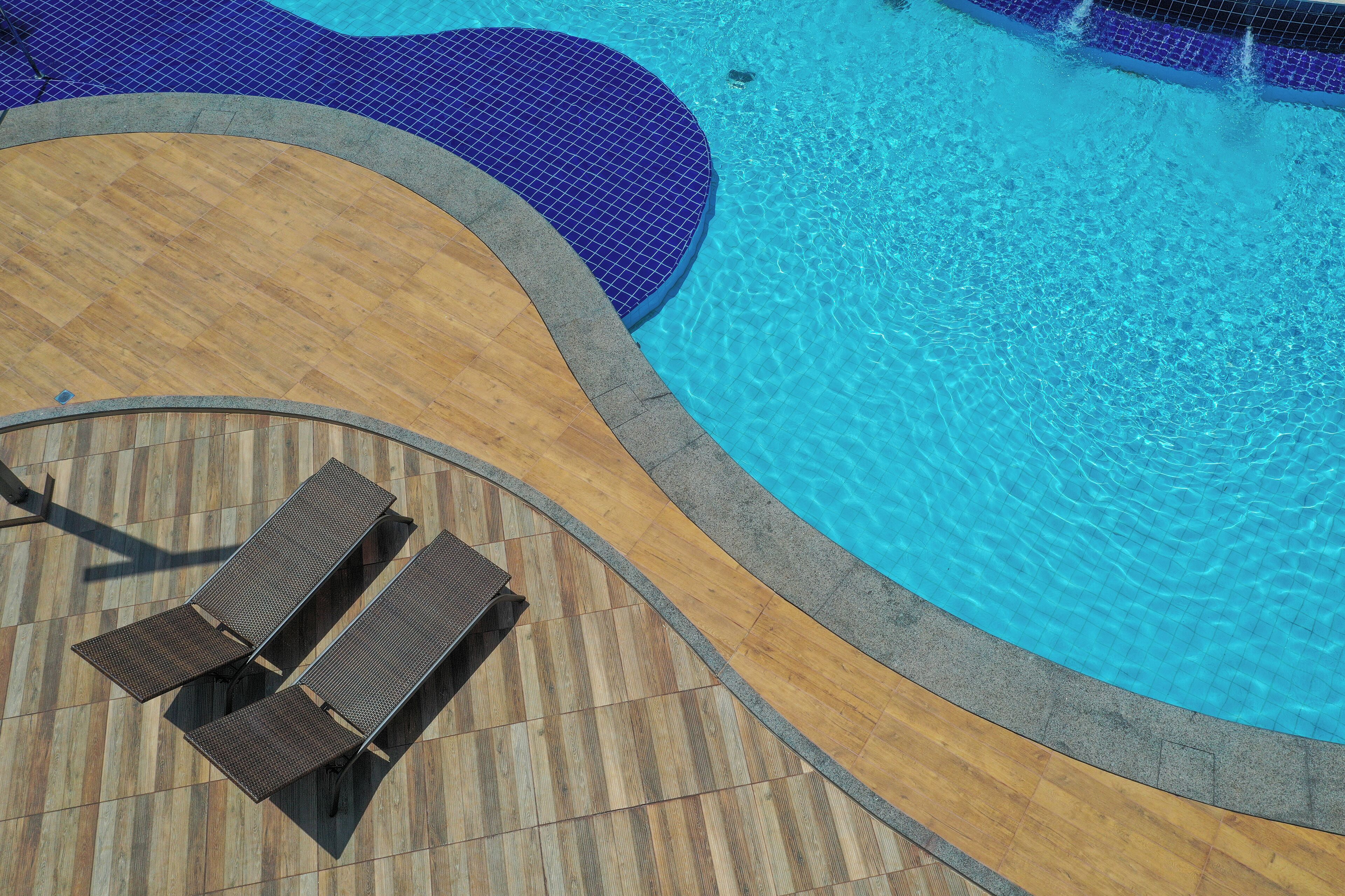 5 outdoor pools, pool umbrellas, pool loungers