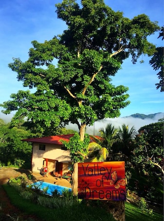 Fachada de la propiedad