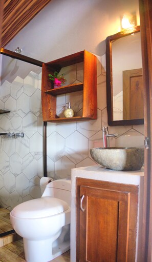 Shower, rainfall showerhead, towels, shampoo - Valley of Dreams Eco Lodge (Barú)