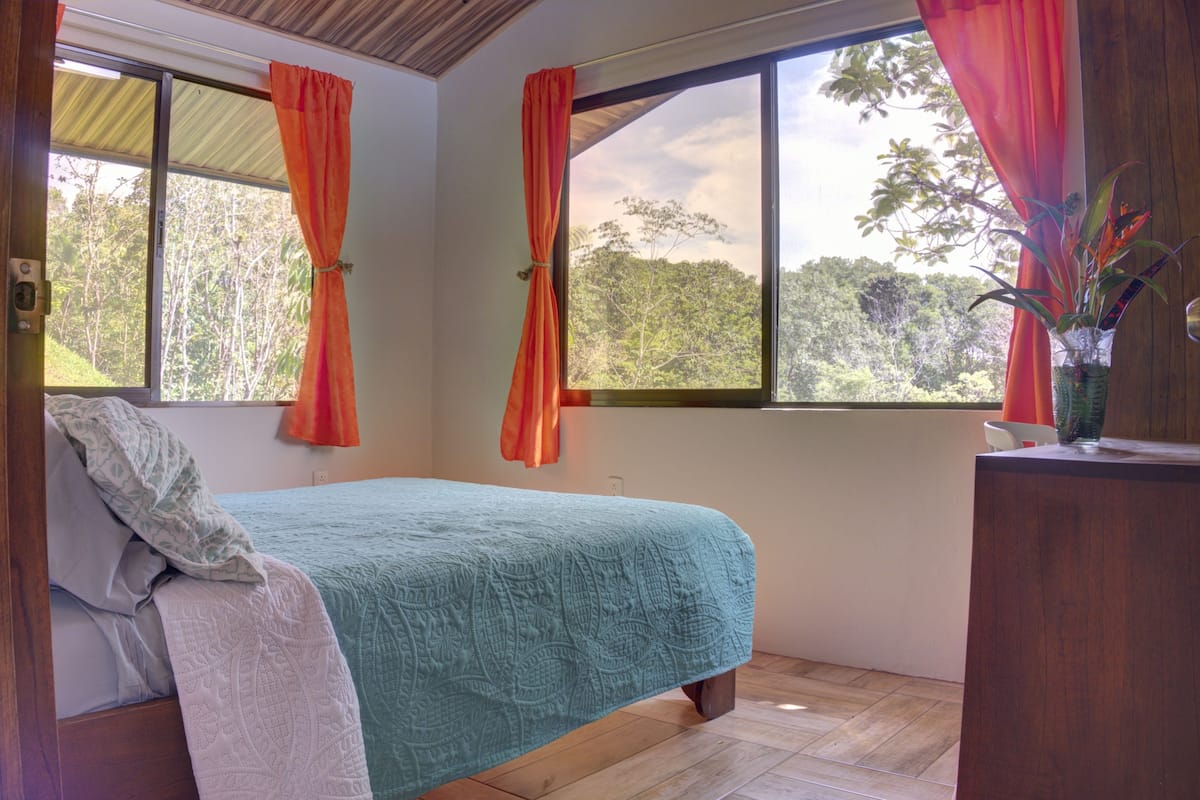 Lodge 2 | Een strijkplank/strijkijzer, gratis wifi, beddengoed