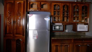 Refrigerador con congelador, microondas, horno y parrilla de estufa 