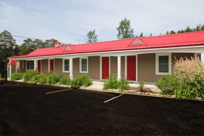 Exterior - Mackinac Lake Trail Motel (Mackinaw City)