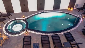 Piscina externa, funciona das 10h às 20h, guarda-sóis, espreguiçadeiras