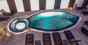 Piscina a l'aire lliure (horari: 10:00-20:00), para-sols i gandules 