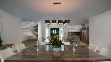 Vila | Cozinha privada | Geladeira grande, micro-ondas, fogão, cooktop