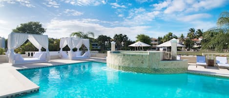 Piscine extérieure, parasols, chaises longues