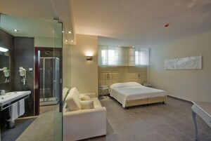 1 bedroom, hypo-allergenic bedding, memory foam beds, minibar