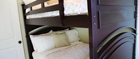 5 makuuhuonetta, silitysrauta/-lauta, vauvan matkasänky, ilmainen Wi-Fi