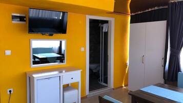 Bade Aile Odasi | Premium bedding, minibar, iron/ironing board, rollaway beds