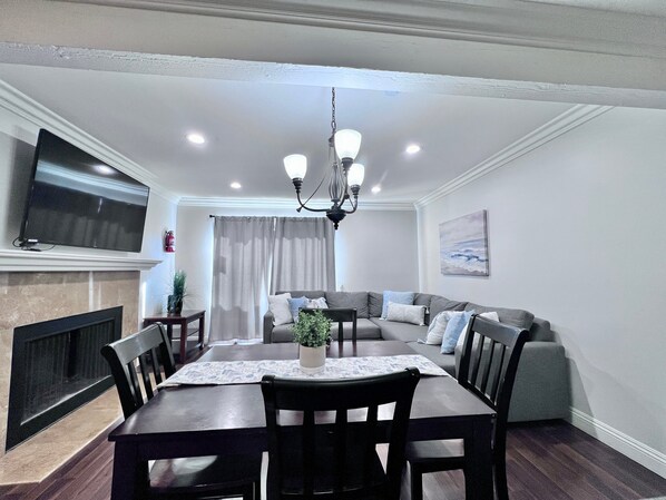 Smart TV, fireplace, DVD player - Luxurious Condo: 1/4mi Walk2Disney, Comm. Pool/Spa (Anaheim)