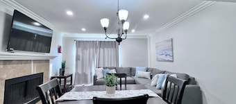 Luxurious Condo: 1/4mi Walk2Disney, Comm. Pool/Spa