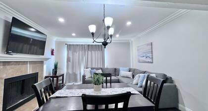 Luxurious Condo: 1/4mi Walk2Disney, Comm. Pool/Spa