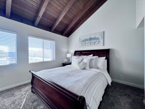 2 bedrooms, iron/ironing board, travel crib, free WiFi - Luxurious Condo: 1/4mi Walk2Disney, Comm. Pool/Spa (Anaheim)