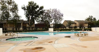 Luxurious Condo: 1/4mi Walk2Disney, Comm. Pool/Spa