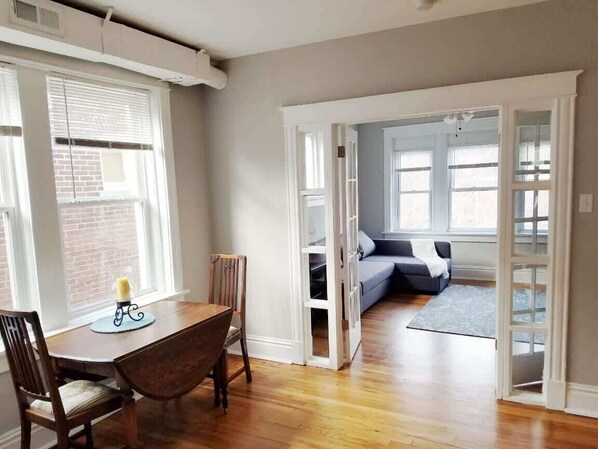 TV, offices - Charming Tower Grove Flat-Steps to T.G Park+Grand (Saint Louis)