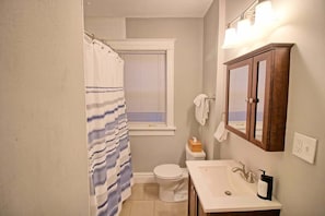 Een douche, een haardroger, handdoeken